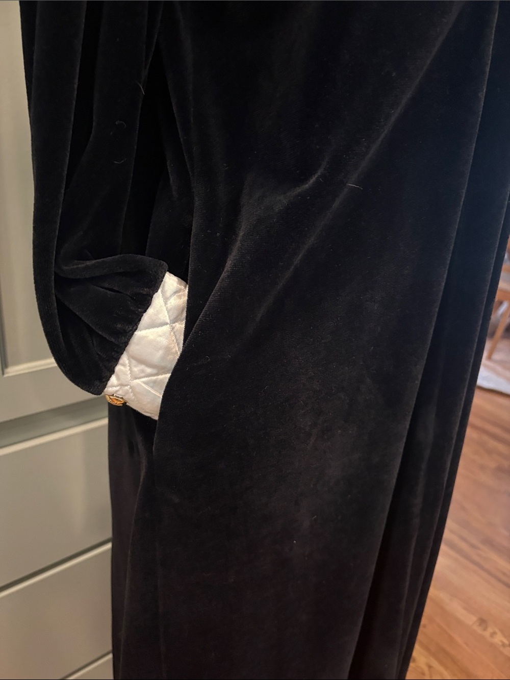 Black Velvet Bill Blass late 70’s-early 80’s dressing gown. - Picture 5 of 5